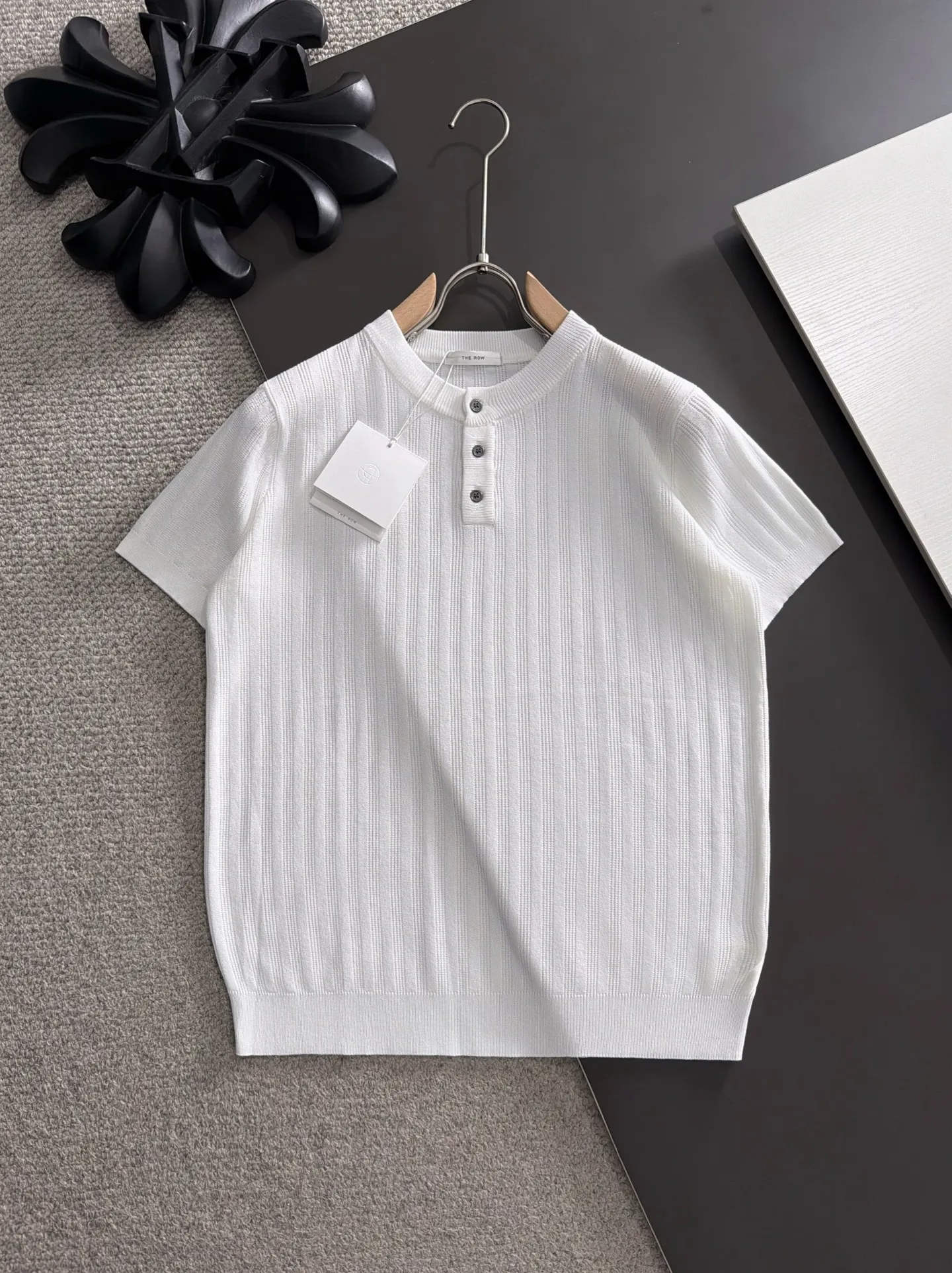 Shipping next day TR high quality - The Row 26ss New Arrival men's short-sleeved T-shirt. Like LP and BC, it belongs to the same old-money style top-notch light luxury brand. The New Arrival Original men's casual short-sleeved shirt is made of combed cotton yarn knitted imitation cotton fabric. Exclusive Premium custom-controlled raw materials. 14-needle precision knitting. The iconic waffle soul is woven. The three-dimensional texture flows with subtle light and shadow. Viewed from a distance, it is introverted. It shows when you touch it closely. It feels substantial when weighed. The upper body is also more textured than ordinary T-shirts. Fashionable Versatile Hot Sale. It is skin-friendly and comfortable to wear. Premium boutique. The upper body is made of Factory's fine workmanship. A must-have item for men. Complete with three standards. Sizes M-3XL